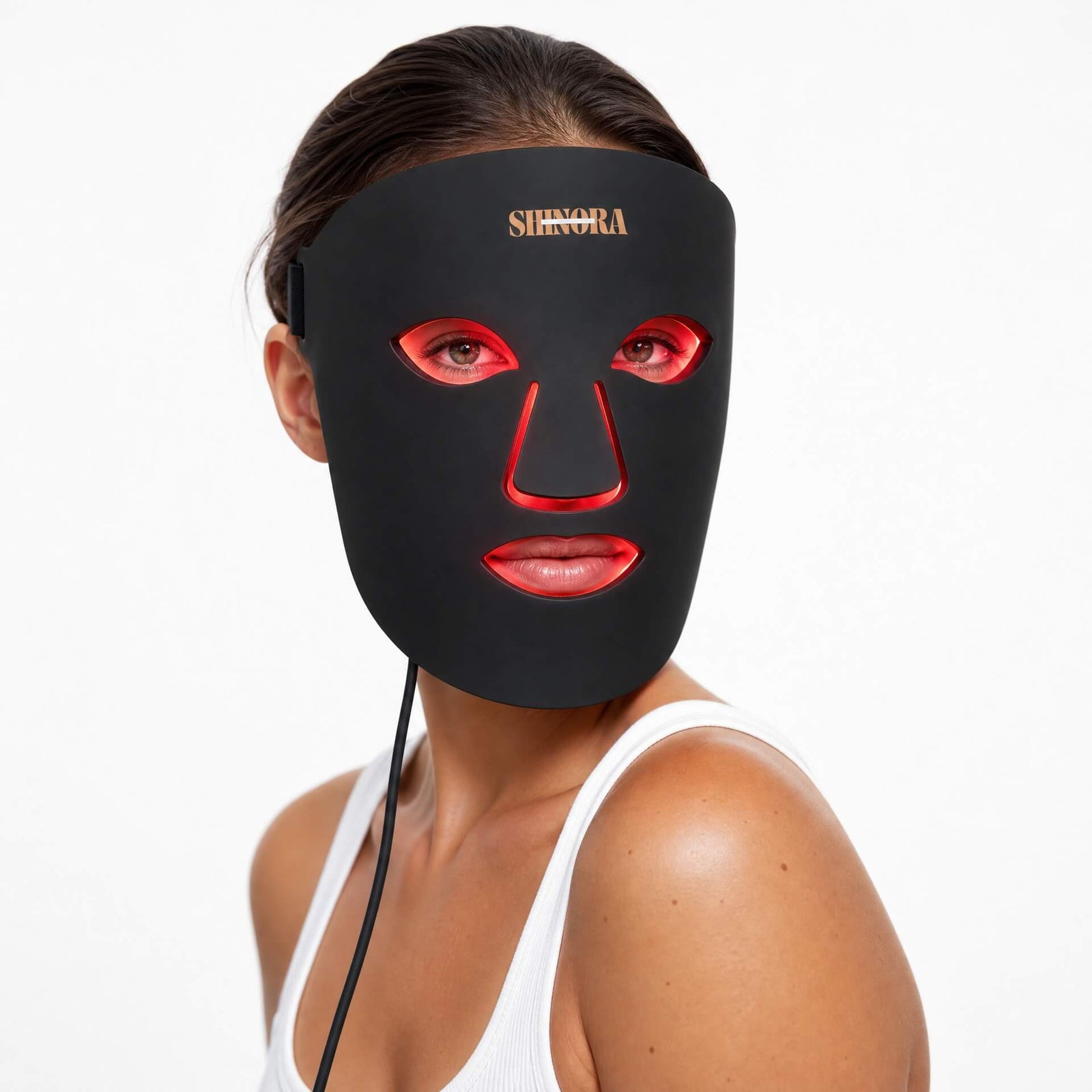 Frau trägt die DermiGlow LED-Maske